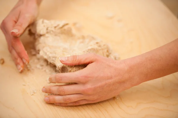 Wyrabiania ciasta, przygotowanie domowej roboty chleb z orkiszu mąka. — Zdjęcie stockowe