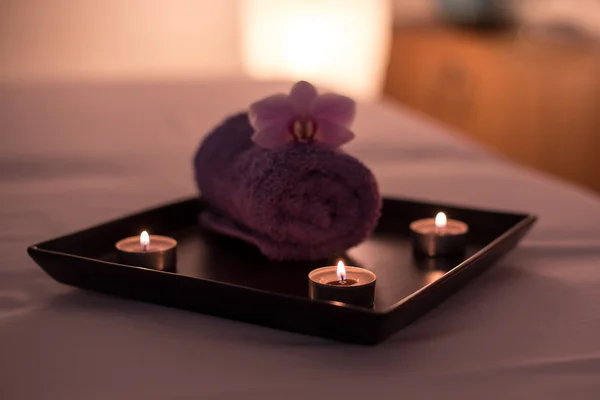 Kosmetický salon dekorace v masérně, svíčky, ručník a orch — Stock fotografie