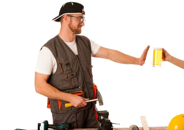 Handyman en vêtements de travail refusant la bière, ne buvez pas sur workplac — Photo