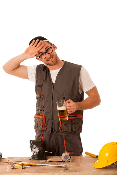 Handyman en ropa de trabajo teniendo un descanso, beber cerveza . —  Fotos de Stock