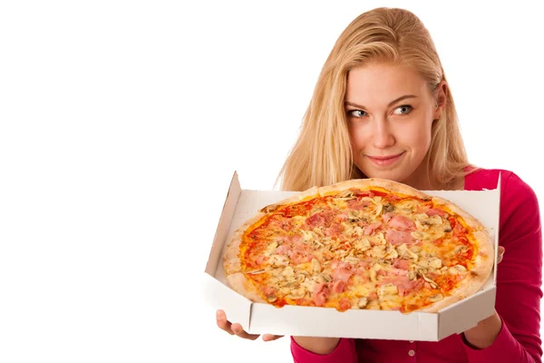 Kadın karton kutuda büyük pizza ile yemek için sabırsızlanıyorum. — Stok fotoğraf