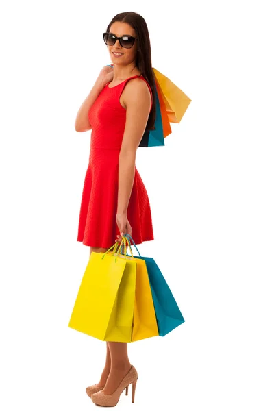 Femme en robe rouge avec des sacs à provisions excité de l'achat en mal — Photo