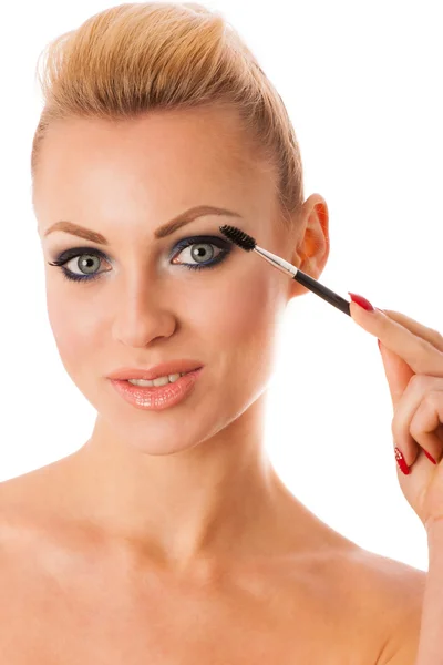 Portrait of woman holding beauty accessories, mascara, pauder br — Stock Photo, Image