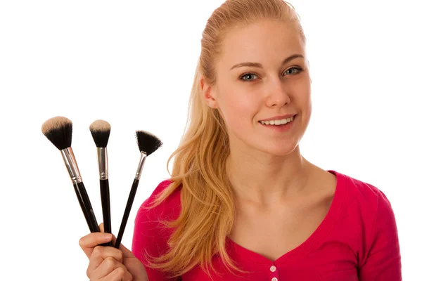 Mujer con cepillos de cosméticos para maquillaje aislado . — Foto de Stock