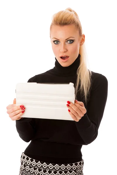Επιχειρήσεων γυναίκα χρησιμοποιώντας υπολογιστή tablet, ανάγνωση ειδήσεων shoced, ουλή — Φωτογραφία Αρχείου