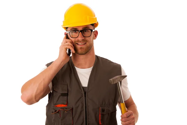 Mladý dělník s ochranné oblečení a žlutá helma drží šunka — Stock fotografie