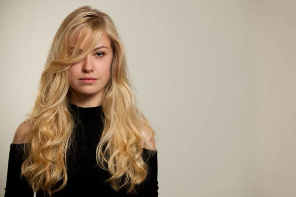 Schöne junge Frau mit wunderschöner Frisur posiert über Weiß — Stockfoto