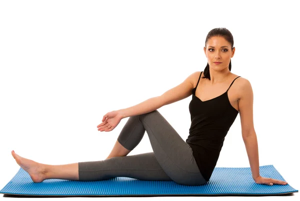 Mooie fit Spaanse vrouw doen stretching oefening geïsoleerd — Stockfoto