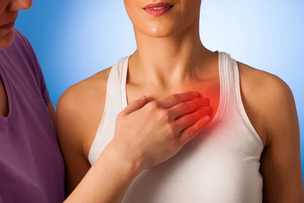 理疗师治疗师帮助女人在她的肩伤的疼痛 — 图库照片