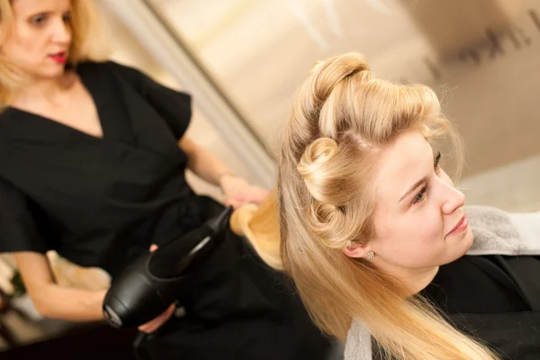 Cabeleireiro profissional no trabalho - cabeleireiro fazendo penteado — Fotografia de Stock