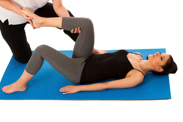 Fizjoterapia - terapeuta robi nogi stretching ćwiczenia z — Zdjęcie stockowe
