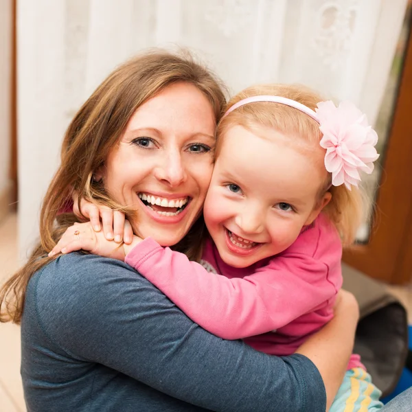 Mother and young daughter play in living room — Stock Photo, Image