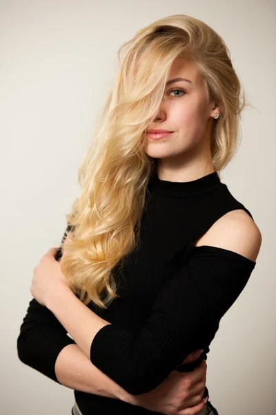 Gyönyörű fiatal nő gyönyörű frizura pózol át fehér — Stock Fotó