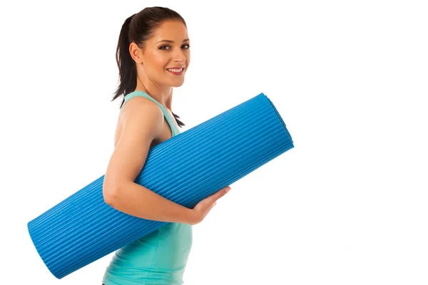 Mujer listo para el entrenamiento lleva una estera listo dor peso corporal fitn —  Fotos de Stock