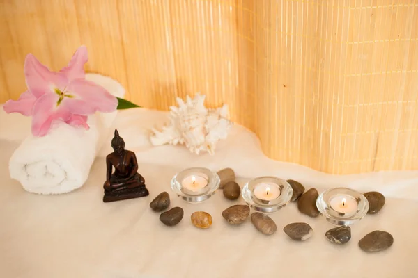 Beautifulyoung woman having a rejuvenating massage in a wellness — Stock Photo, Image