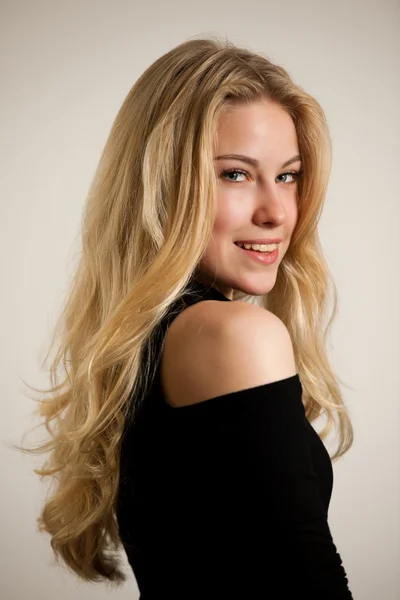 Schöne junge Frau mit wunderschöner Frisur posiert über Weiß — Stockfoto