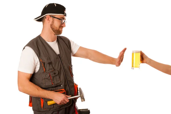 Handyman en ropa de trabajo rechazando la cerveza, no beba en Workplac —  Fotos de Stock