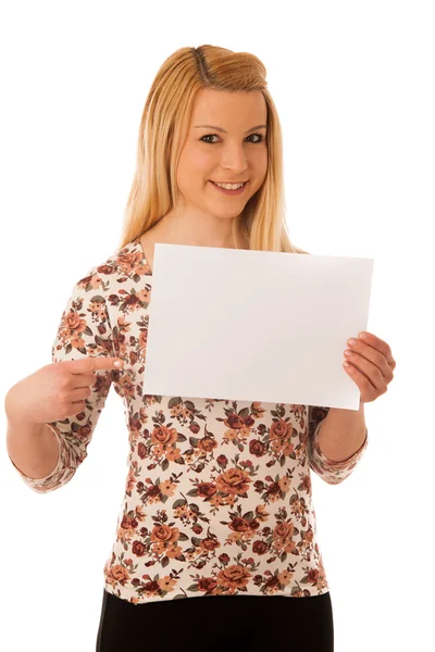 Carino donna bionda con banner bianco vuoto isolato su bac bianco — Foto Stock