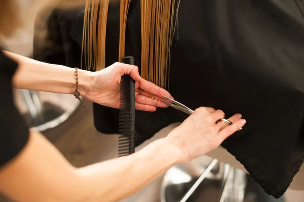 Стиліст волосся на роботі - перукарня, що ріже волосся клієнту — стокове фото