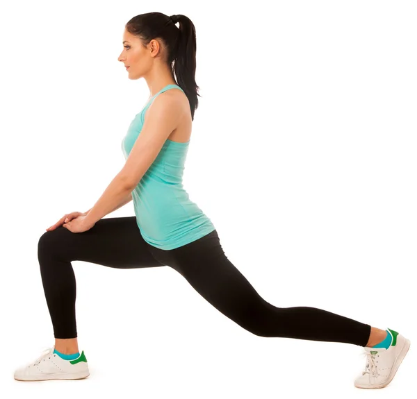 Mulher hispânica jovem bonita fazendo exercício lunge na aptidão g — Fotografia de Stock