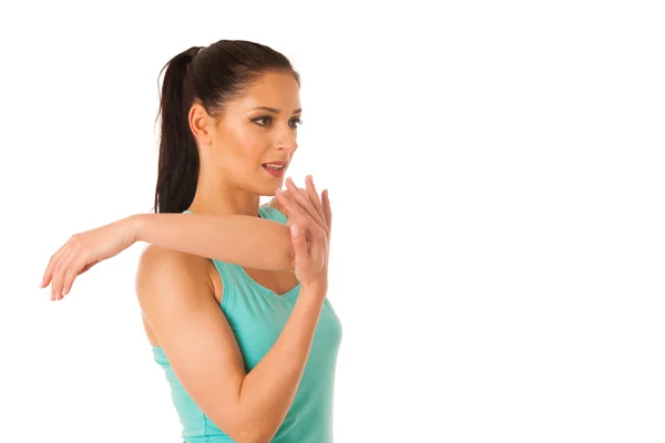 Kobieta, rozciąganie jej ramiona, po treningu w siłowni fitness na białym tle — Zdjęcie stockowe