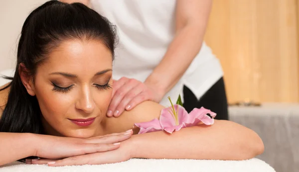 Linda jovem mulher fazendo uma massagem rejuvenescedora em um bem-estar — Fotografia de Stock