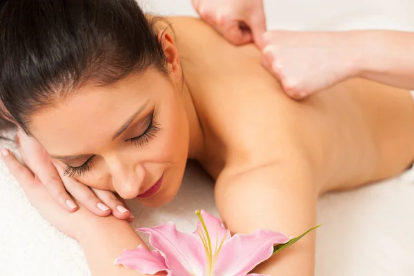 Splendida giovane donna che fa un massaggio rigenerante in un benessere — Foto Stock