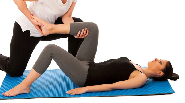 Fisioterapia - terapeuta haciendo ejercicios de estiramiento de piernas con —  Fotos de Stock