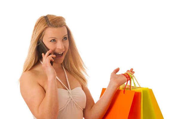 Mujer rubia linda con bolsas vibrantes de compras aisladas sobre blanco — Foto de Stock