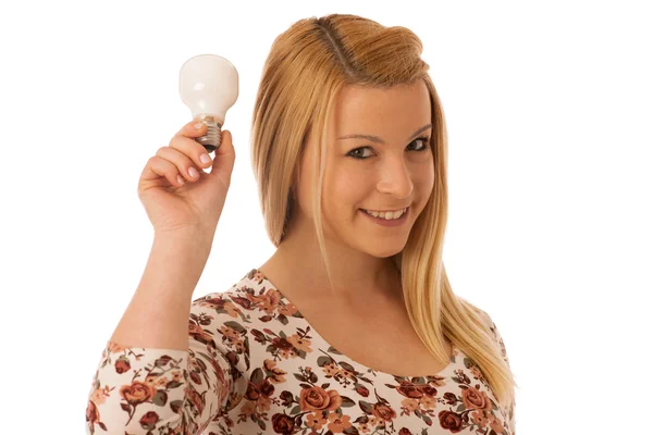 Ładny blond kobieta trzyma żarówkę jako znak świeży, dobrze id — Zdjęcie stockowe