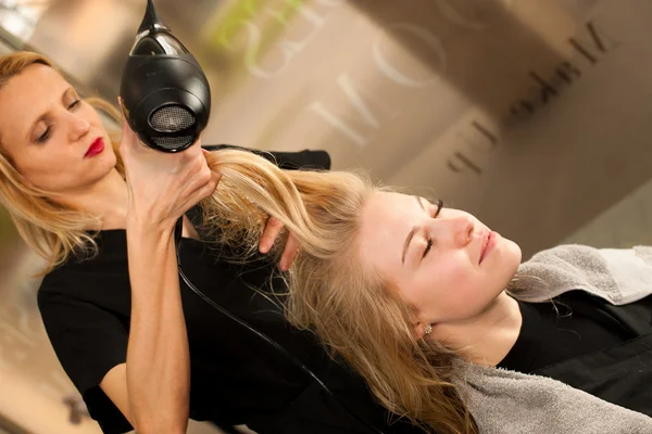 Estilista profesional en el trabajo - peluquero haciendo peinado — Foto de Stock