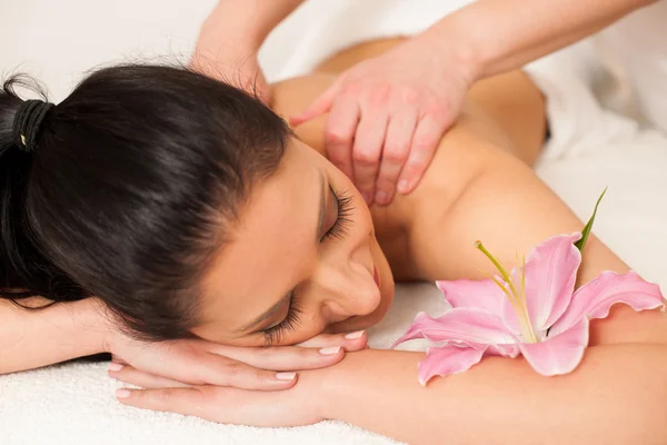 Schöne junge Frau mit einer erfrischenden Massage in einem Wellness — Stockfoto