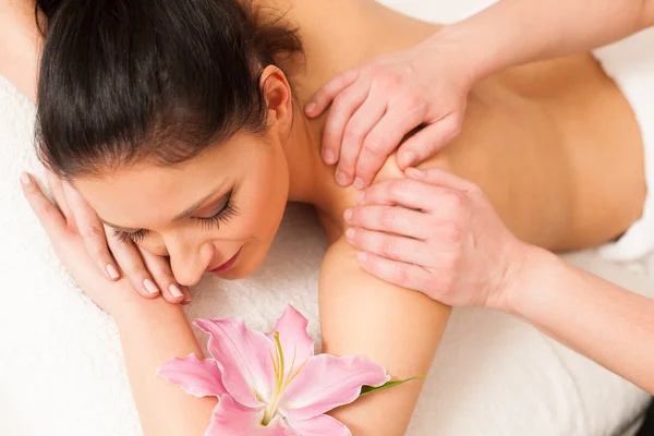 Mujer joven hermosa teniendo un masaje rejuvenecedor en un bienestar —  Fotos de Stock