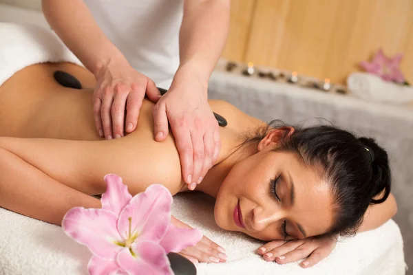 Beautifulyoung vrouw met een verkwikkende massage in een wellness — Stockfoto