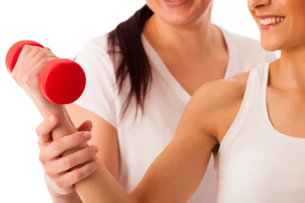 Fisioterapia - terapeuta haciendo ejercicios de brazo con pesas f —  Fotos de Stock