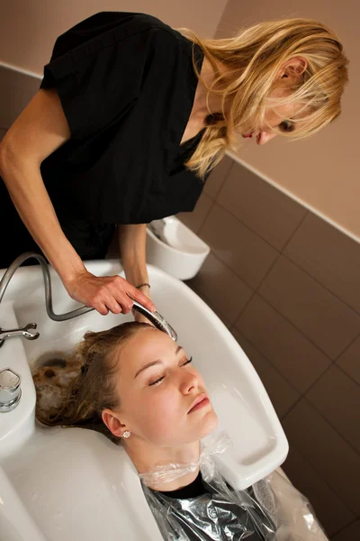 Frisör på jobbet - frisören Tvätta hår till kunden — Stockfoto