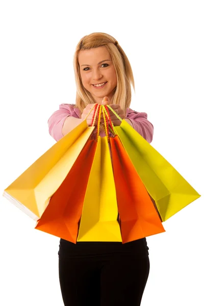 Carino donna bionda con shopping borse vivaci isolato su bianco — Foto Stock