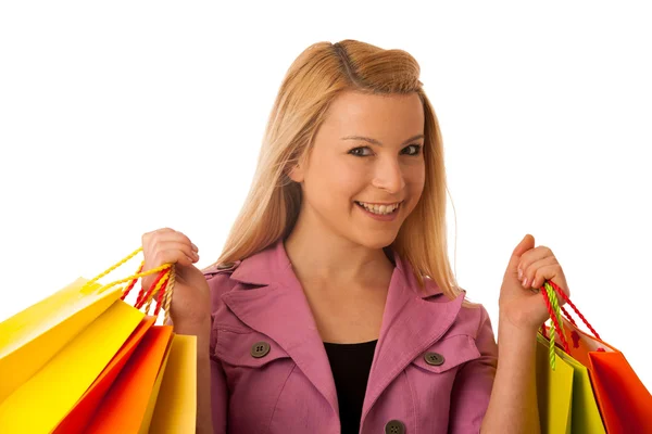 Femme blonde mignonne avec des sacs vibrants shopping isolé sur blanc — Photo