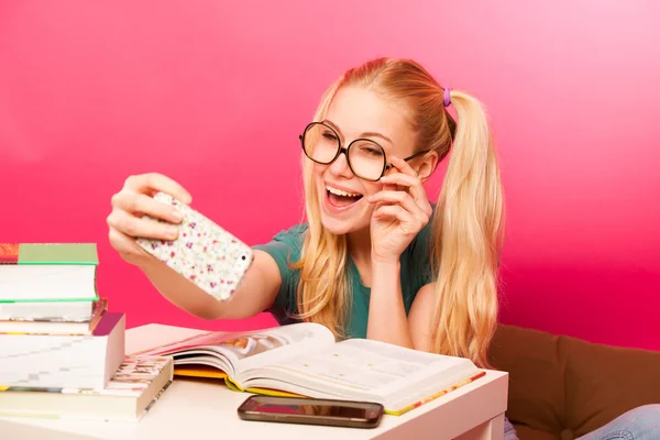 Curiosa, traviesa, colegiala juguetona con peinado como Pippi Lon — Foto de Stock