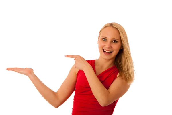 Negócio Mulher de camisa vermelha apontando para o espaço de cópia isolado o — Fotografia de Stock