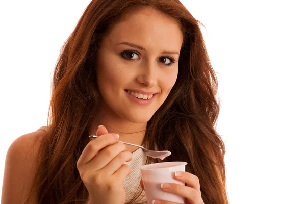 Mulher comendo iogurte de frutas de morango isolado sobre backgr branco — Fotografia de Stock