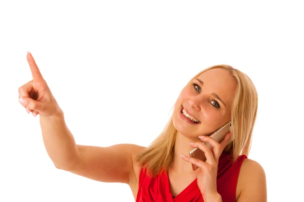 Mujer de negocios en camisa roja con teléfono inteligente apuntando a la copia —  Fotos de Stock