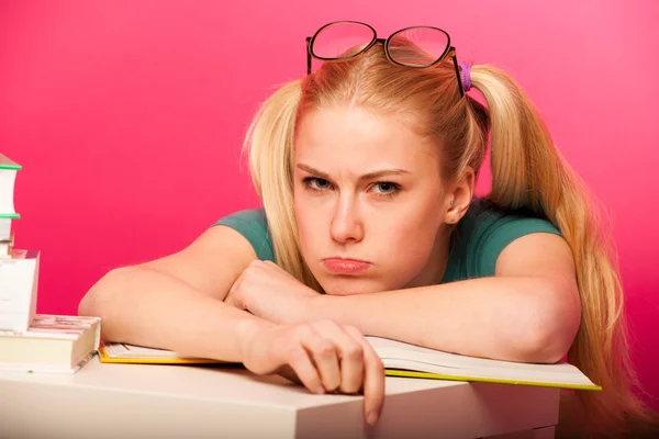 Enojado, colegiala aburrida con dos colas de pelo y gafas grandes l —  Fotos de Stock