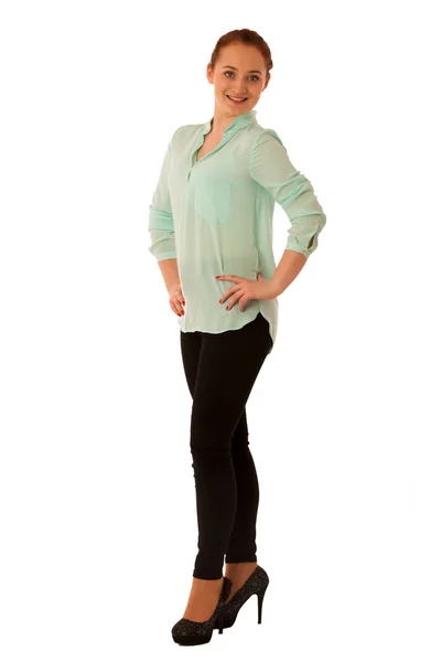 Attraktive selbstbewusste Geschäftsfrau mit braunen Haaren im Stehen — Stockfoto