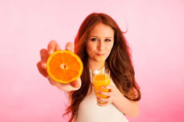 Γυναίκα πίνοντας χυμό πορτοκαλιού χαμογελαστά πορτοκάλια προβολή. Νέοι ομορφιά — Φωτογραφία Αρχείου
