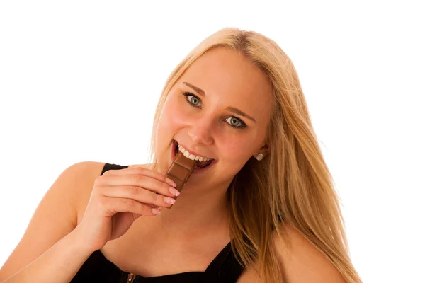 Mooie jonge vrouw eet chocolade geïsoleerd over witte backgro — Stockfoto