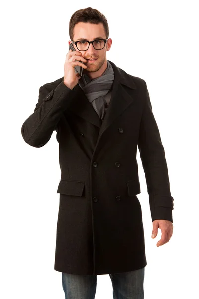 Kendine güvenen adam kış ceket telefonla konuşurken ayakta. Akıllı — Stok fotoğraf