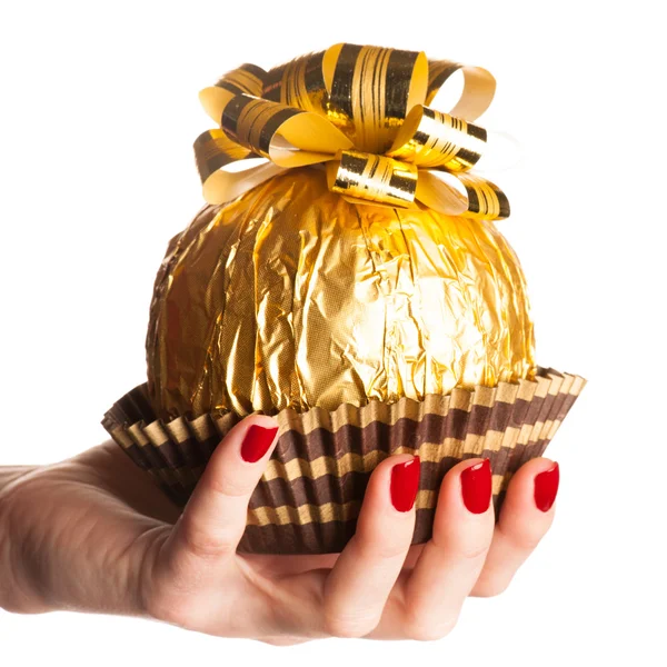 Grande redonda chocolate doce envolto em folha de ouro com grande arco em — Fotografia de Stock