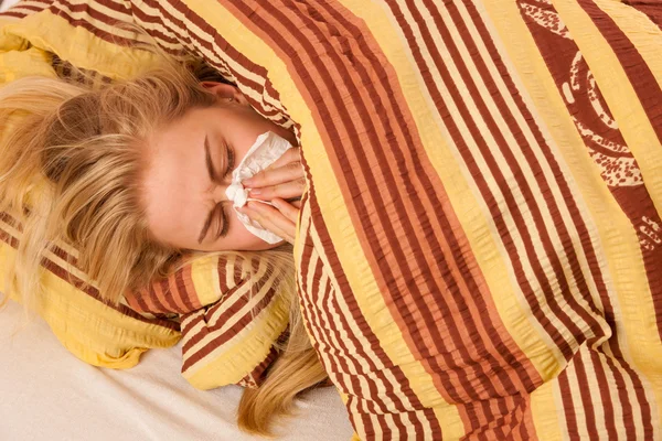 Mujer enferma acostada en la cama cubierta con manta, sintiéndose mal, tiene f — Foto de Stock