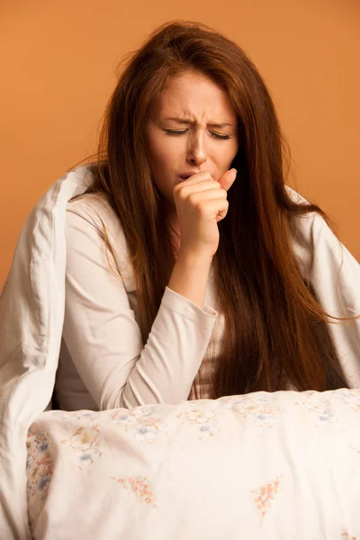 Mujer enferma tos gripe fiebre —  Fotos de Stock